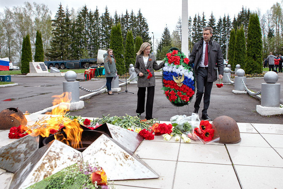 Возложение цветов, венков к мемориалам на территории муниципального образования город Алексин При участии руководителей ОМСУ.