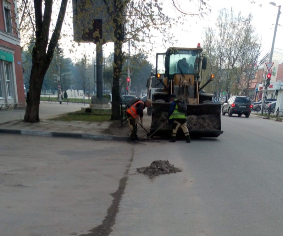 Спецавтохозяйство города Алексин продолжает наводить порядок в городе..