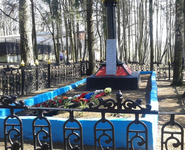 Братская могила в парке АОМЗ.