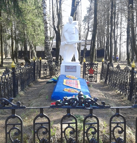 Братская могила в парке АОМЗ.