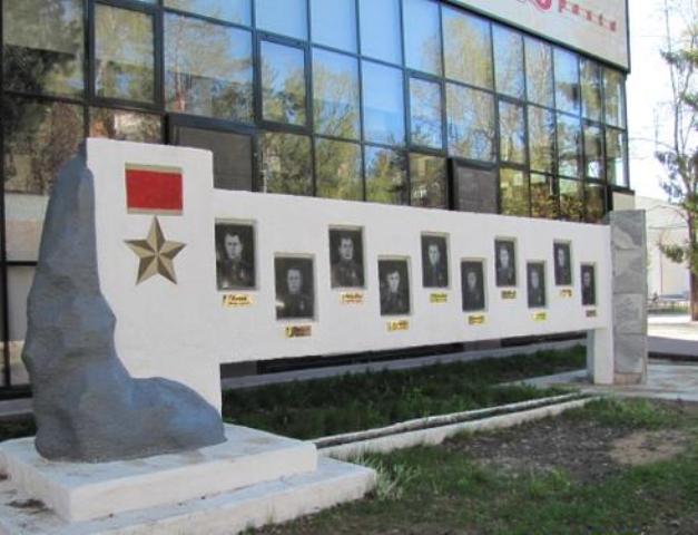 Стела памяти 10 героев Советского Союза.