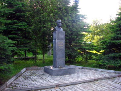 Памятник князю Г.Е. Львову.